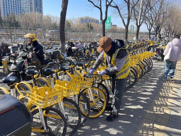 “牛皮癣”般的非法小广告盯上了共享单车(图3)