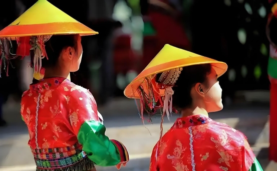 中国民族服饰网址：探索中国民族服饰新平台(图2)