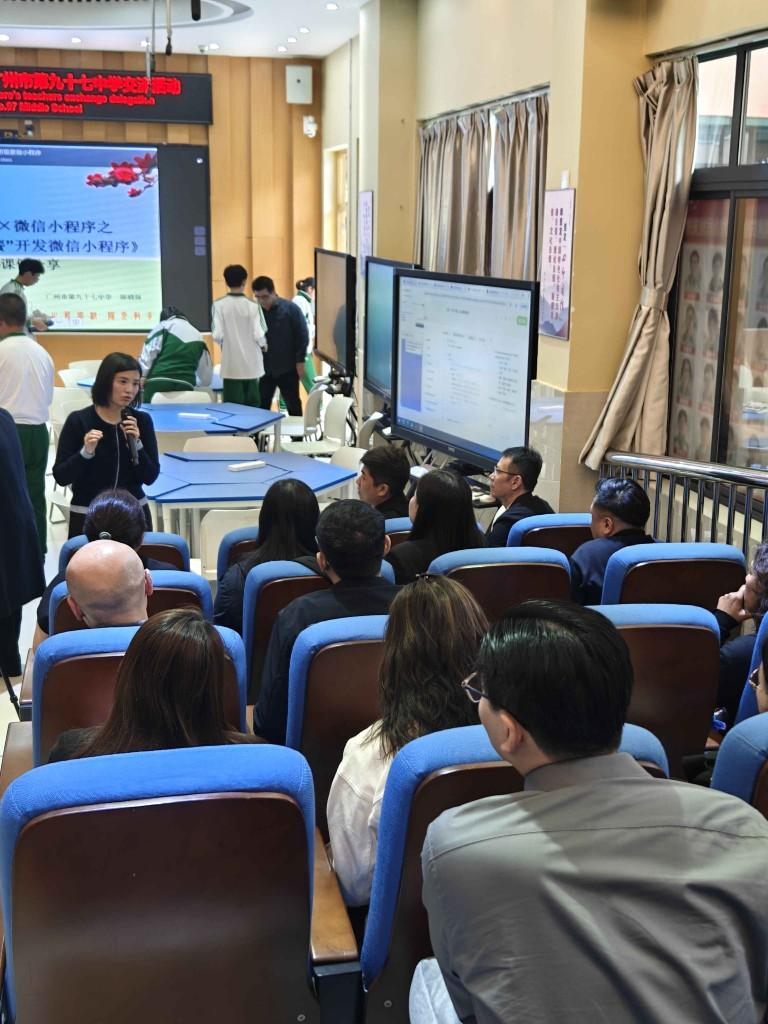 新加坡教育团考察广州九十七中AI融合创新课(图2)